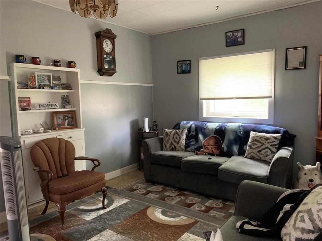 125 Burrows Avenue N, Plumas, MB - Indoor Photo Showing Living Room