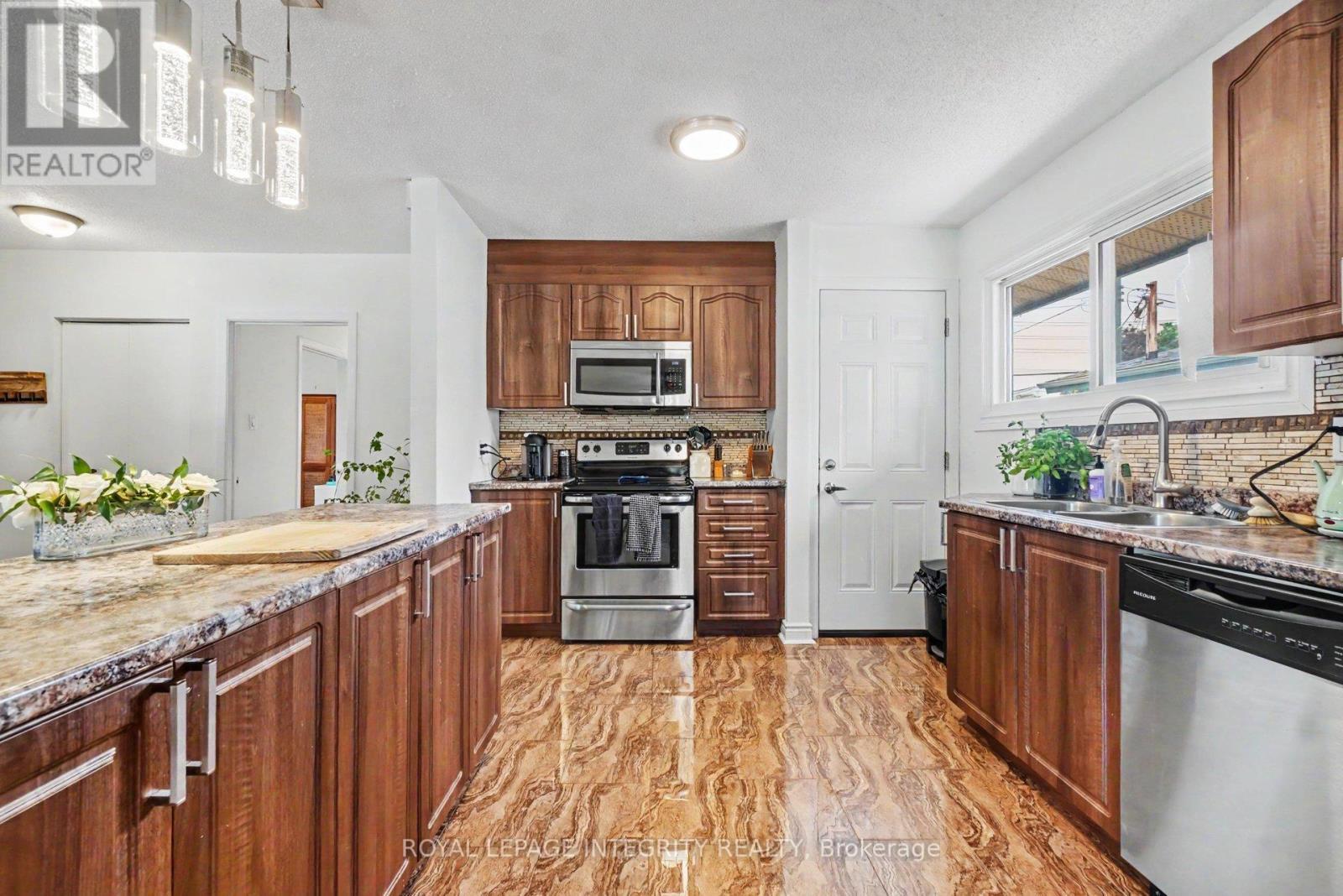 2450 Magnus Avenue, Ottawa, ON - Indoor Photo Showing Kitchen With Upgraded Kitchen