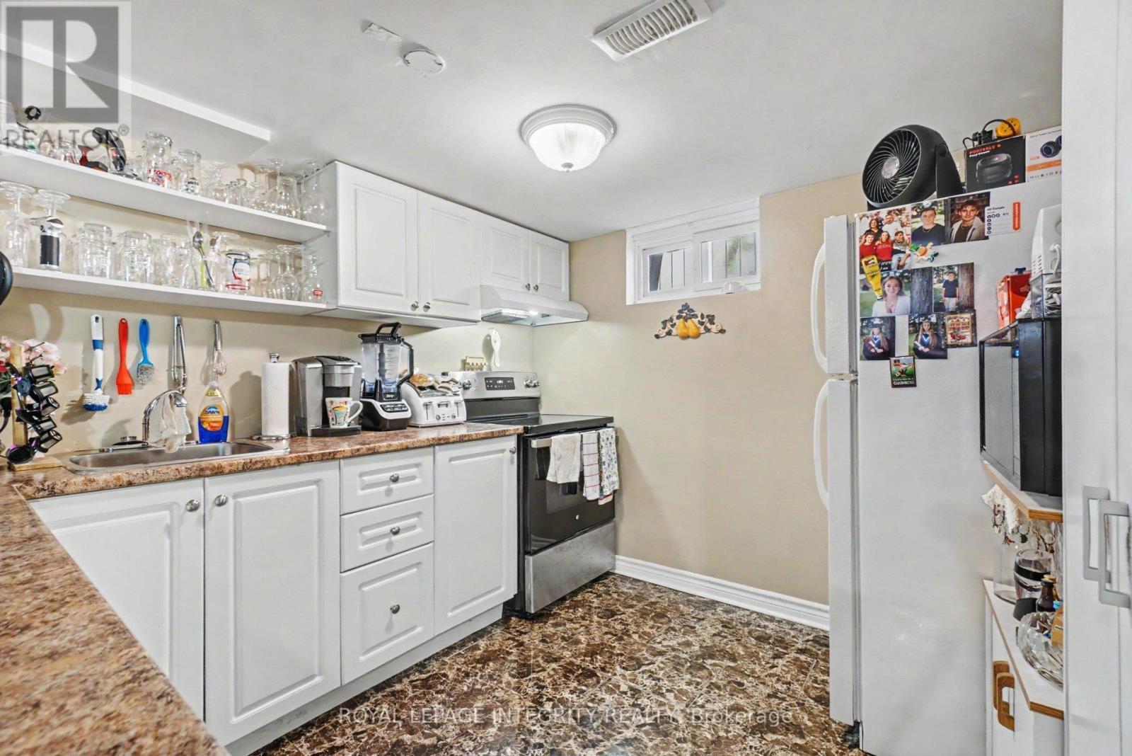 2450 Magnus Avenue, Ottawa, ON - Indoor Photo Showing Kitchen