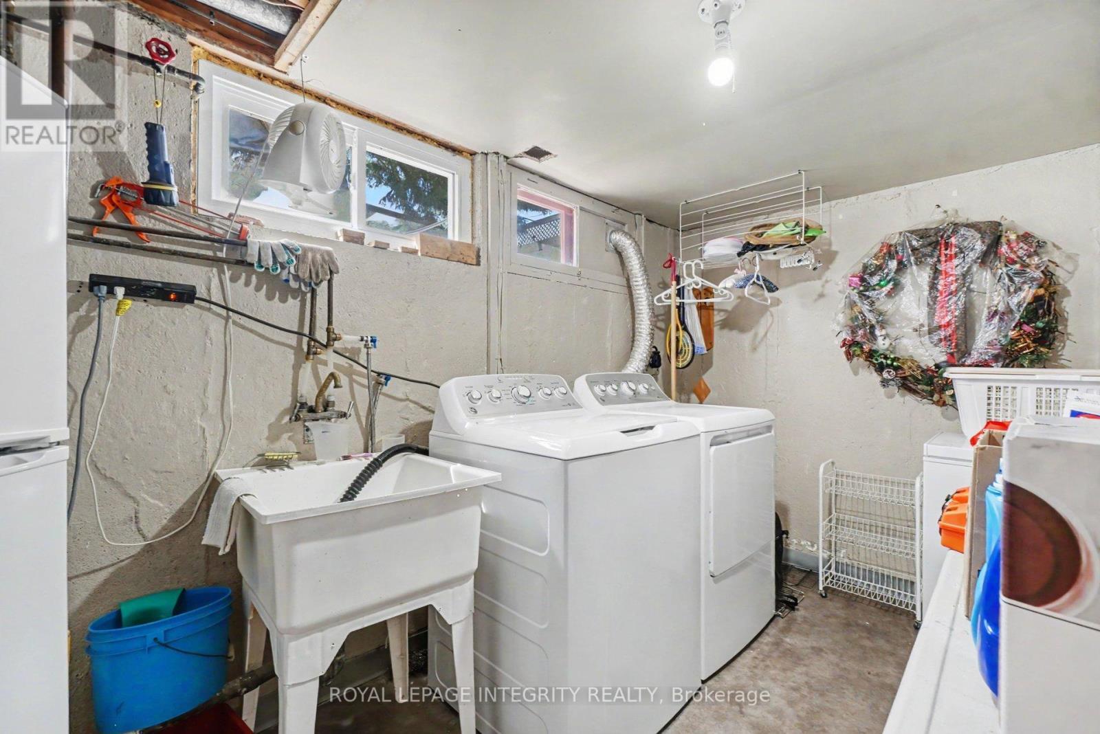 2450 Magnus Avenue, Ottawa, ON - Indoor Photo Showing Laundry Room
