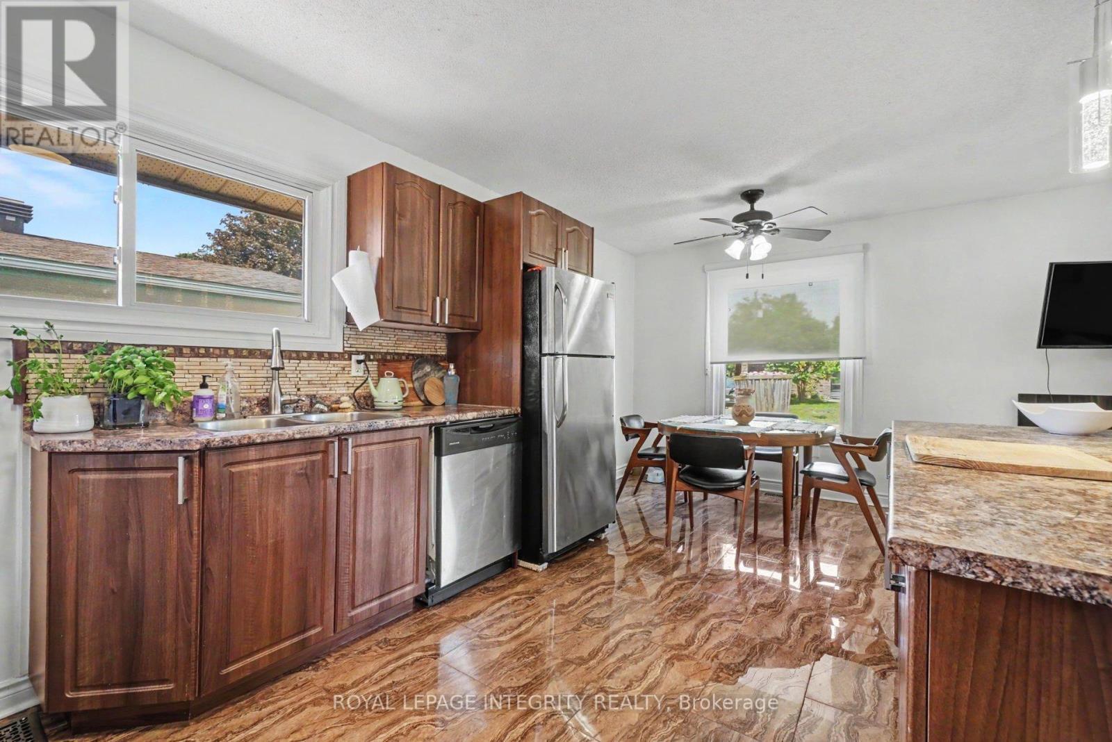 2450 Magnus Avenue, Ottawa, ON - Indoor Photo Showing Kitchen With Double Sink