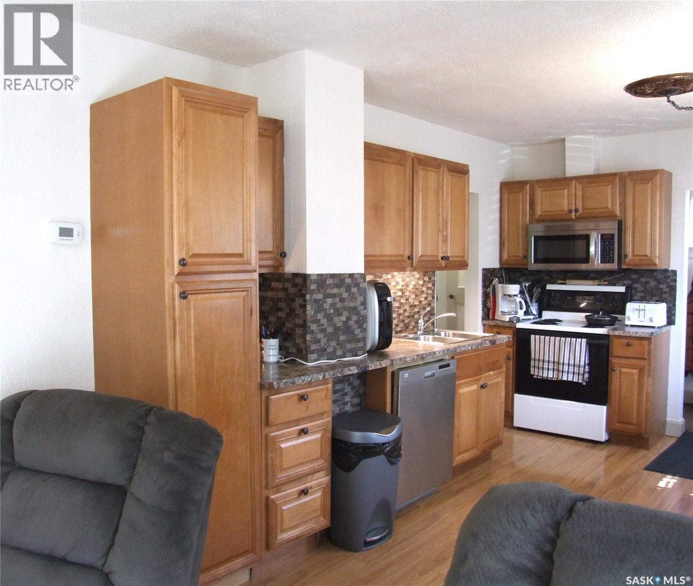 115 1St Street E, Leader, SK - Indoor Photo Showing Kitchen With Double Sink