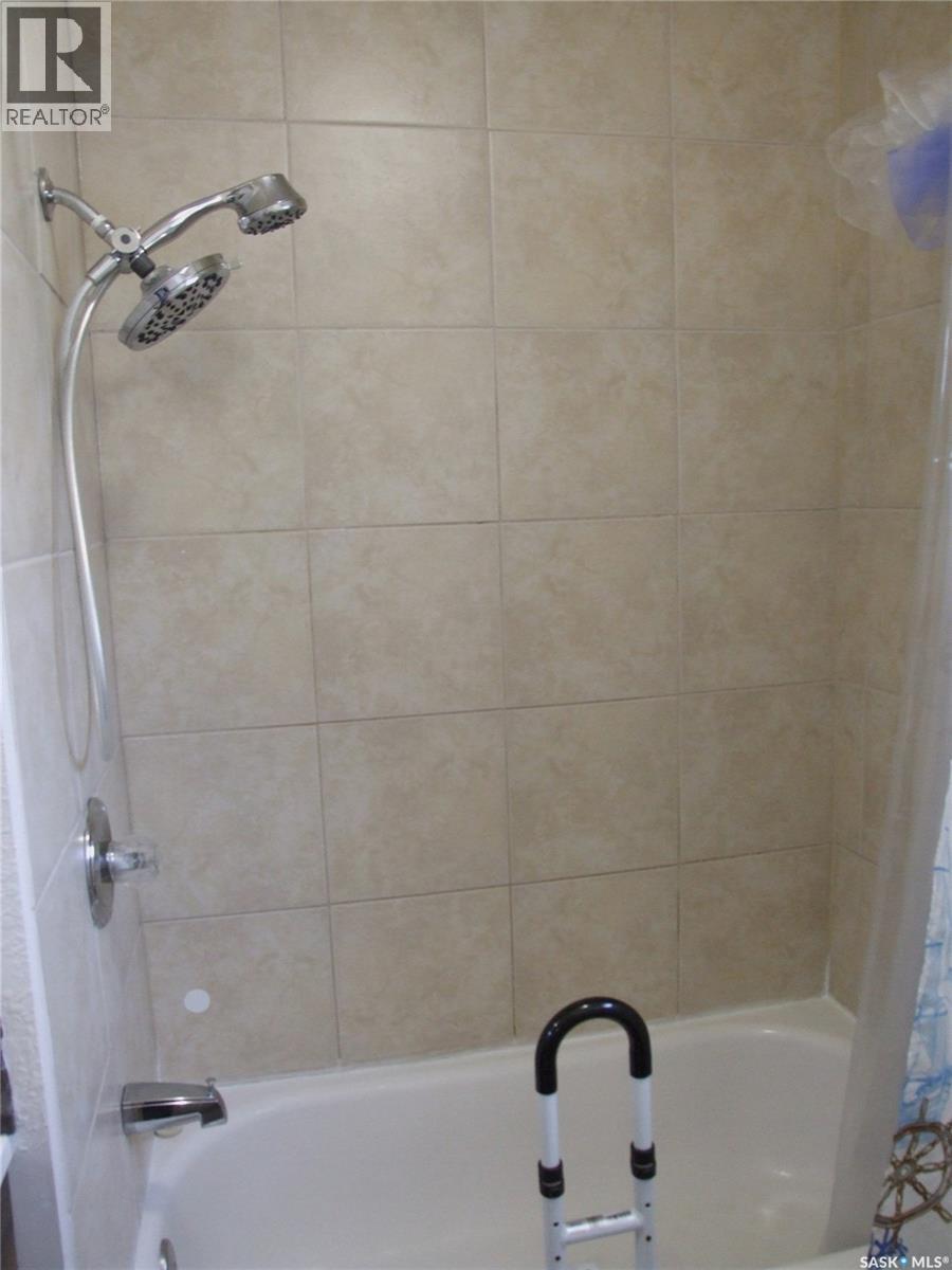115 1St Street E, Leader, SK - Indoor Photo Showing Bathroom