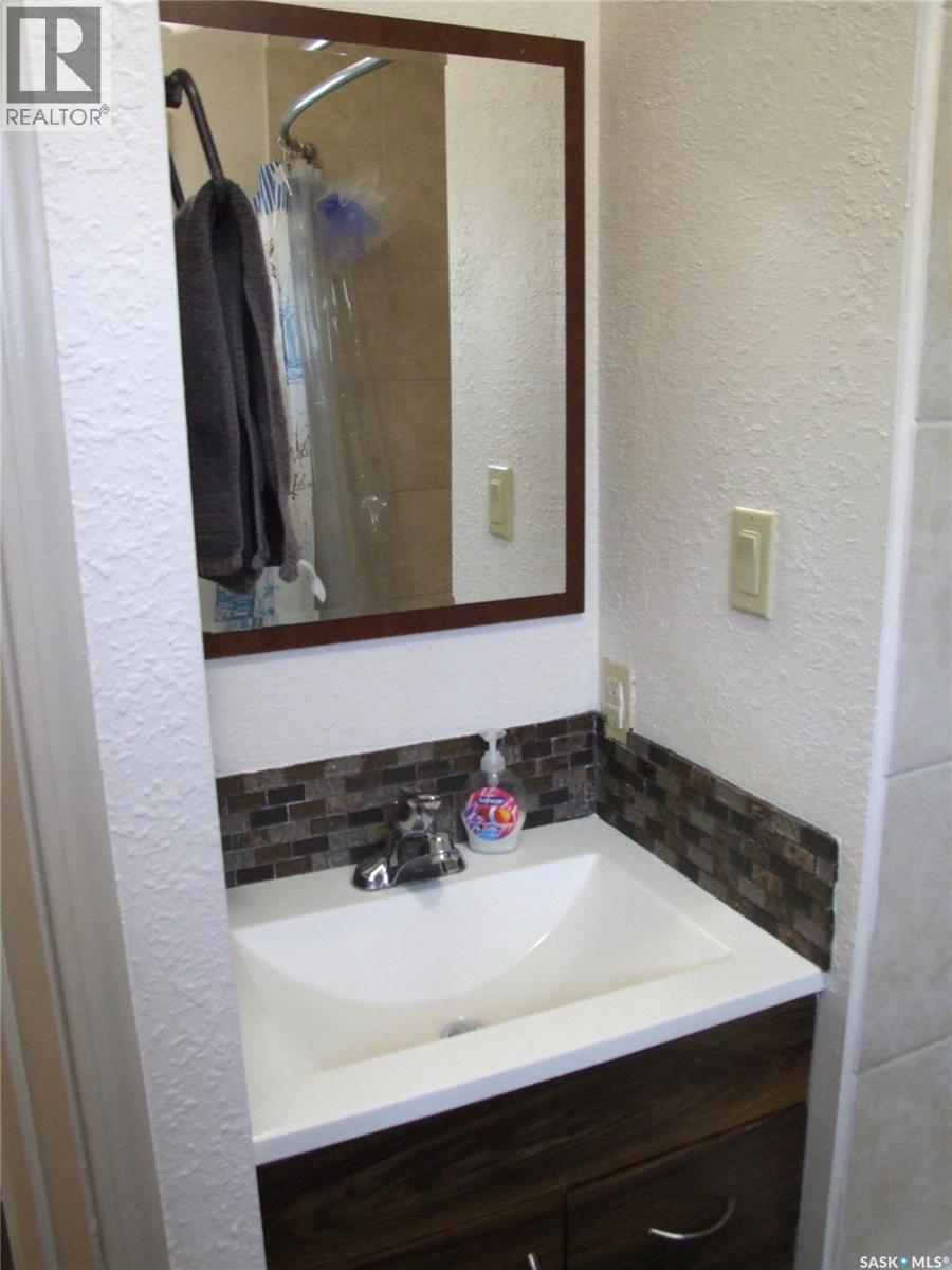 115 1St Street E, Leader, SK - Indoor Photo Showing Bathroom