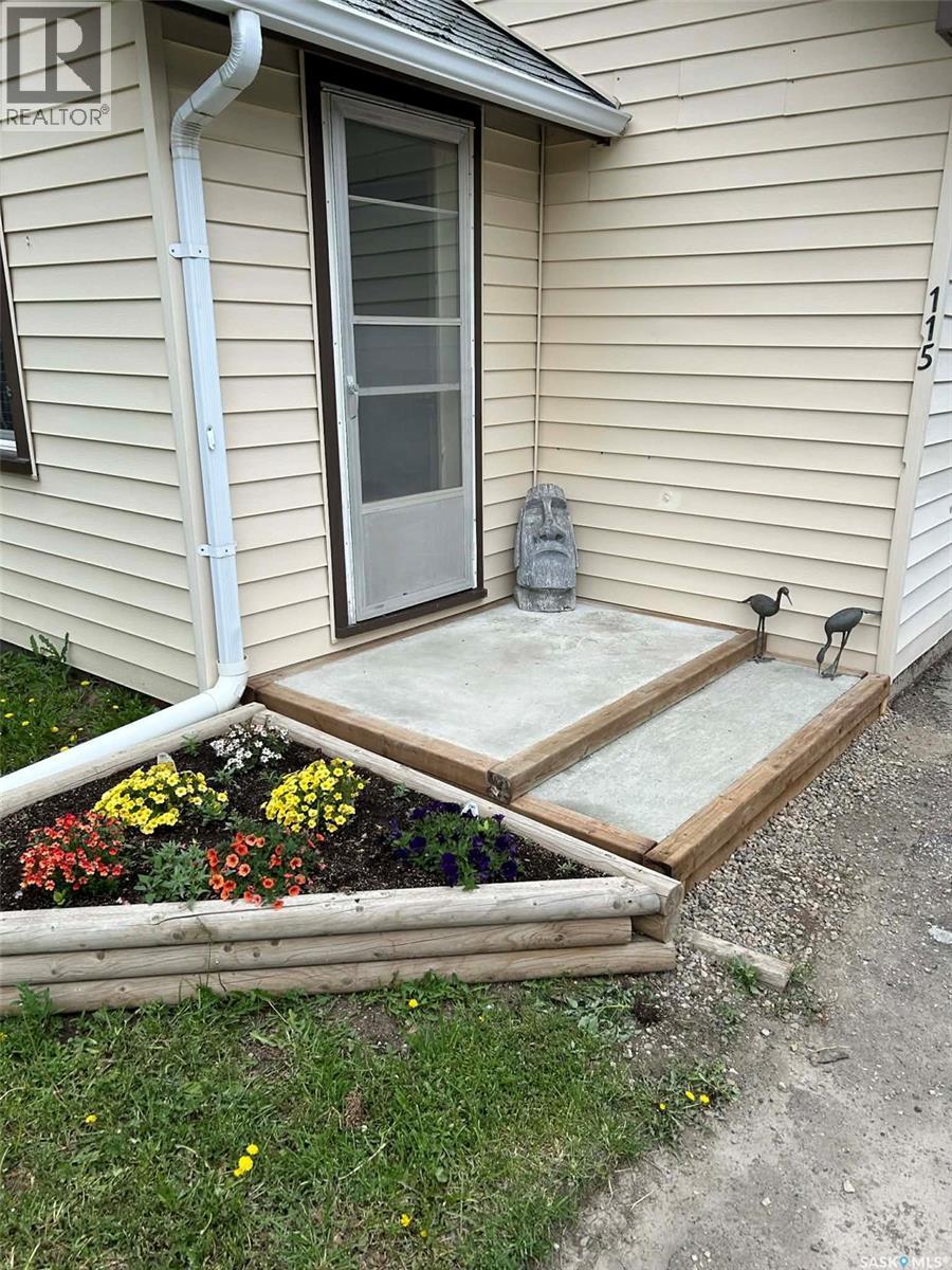 115 1St Street E, Leader, SK - Outdoor With Exterior