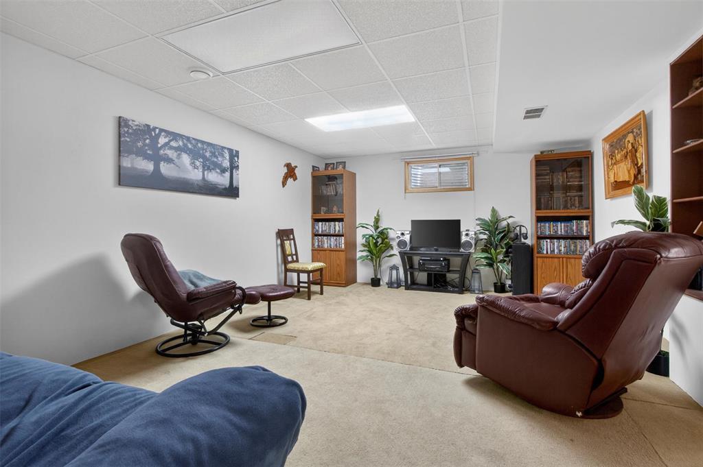 88 Walnut Avenue, Mitchell, MB - Indoor Photo Showing Other Room