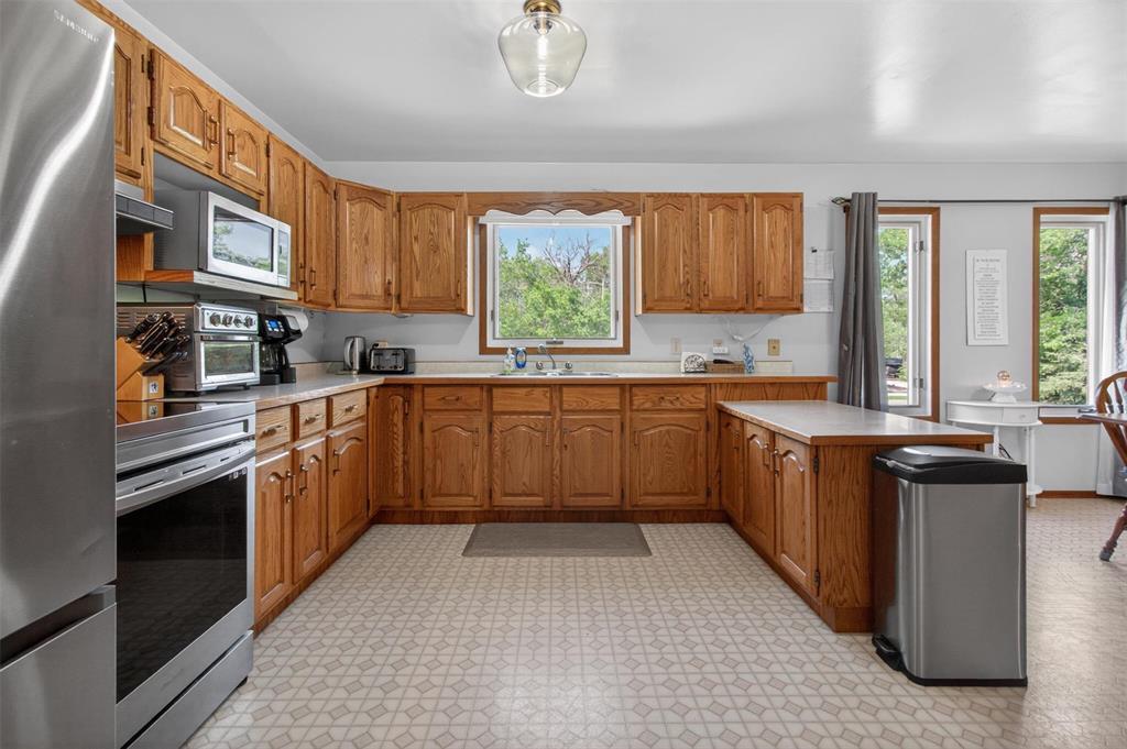 88 Walnut Avenue, Mitchell, MB - Indoor Photo Showing Kitchen With Double Sink