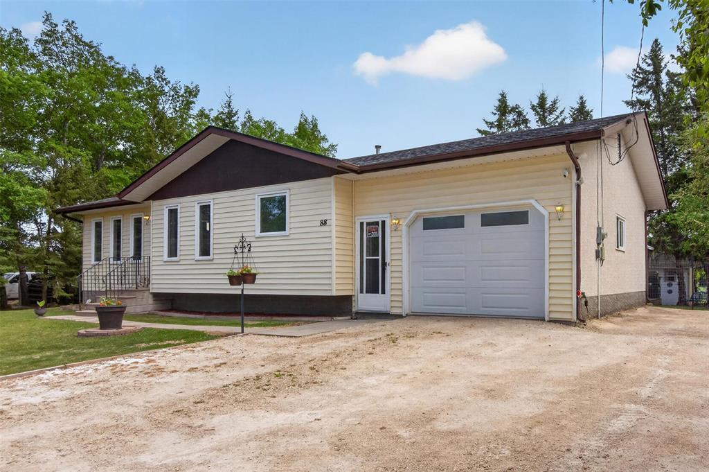 88 Walnut Avenue, Mitchell, MB - Outdoor