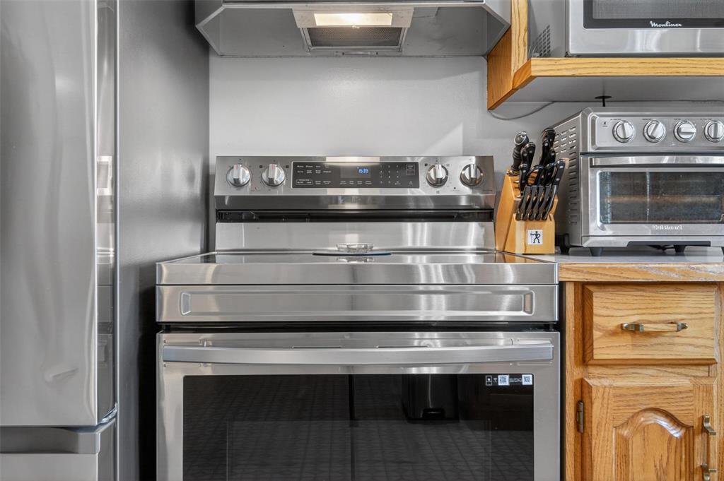 88 Walnut Avenue, Mitchell, MB - Indoor Photo Showing Kitchen