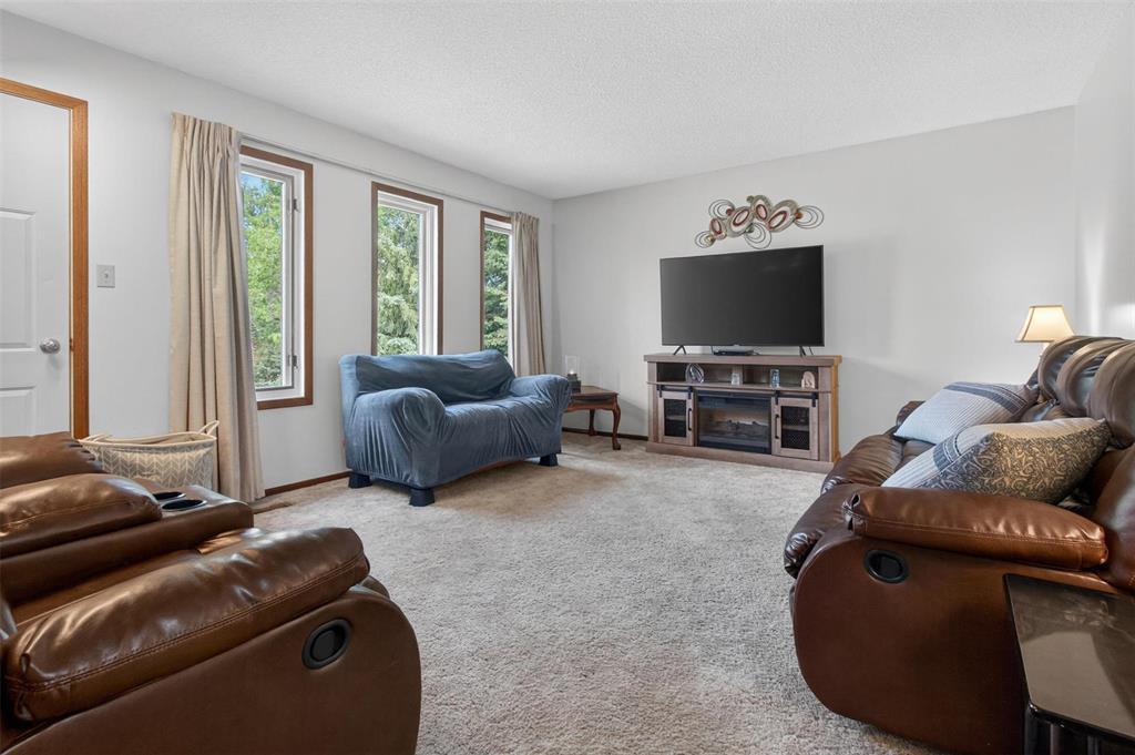 88 Walnut Avenue, Mitchell, MB - Indoor Photo Showing Living Room