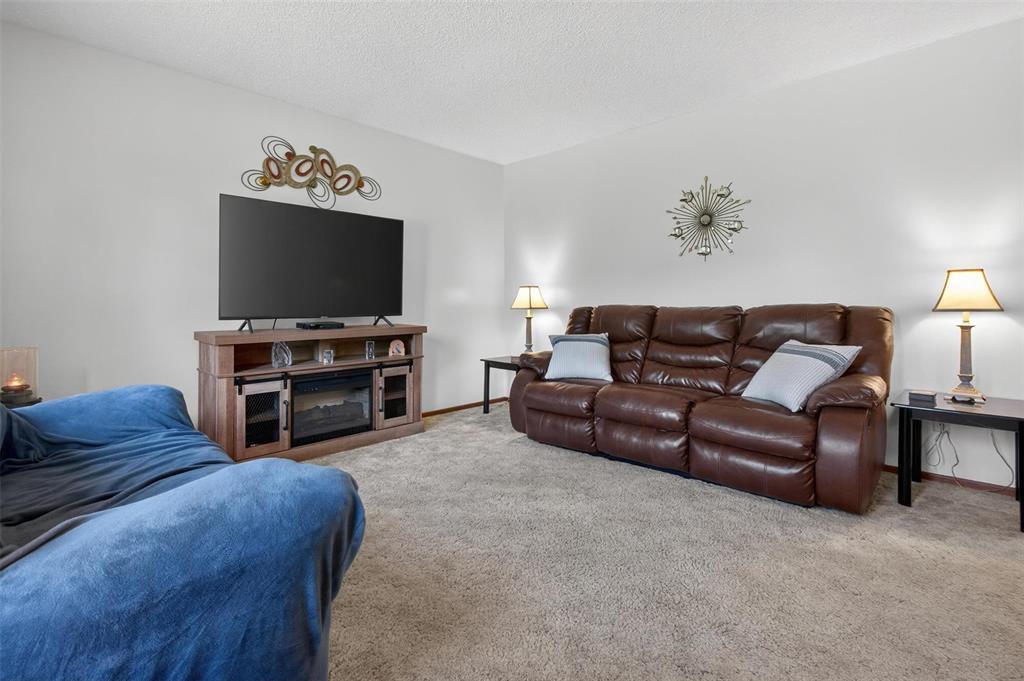 88 Walnut Avenue, Mitchell, MB - Indoor Photo Showing Living Room
