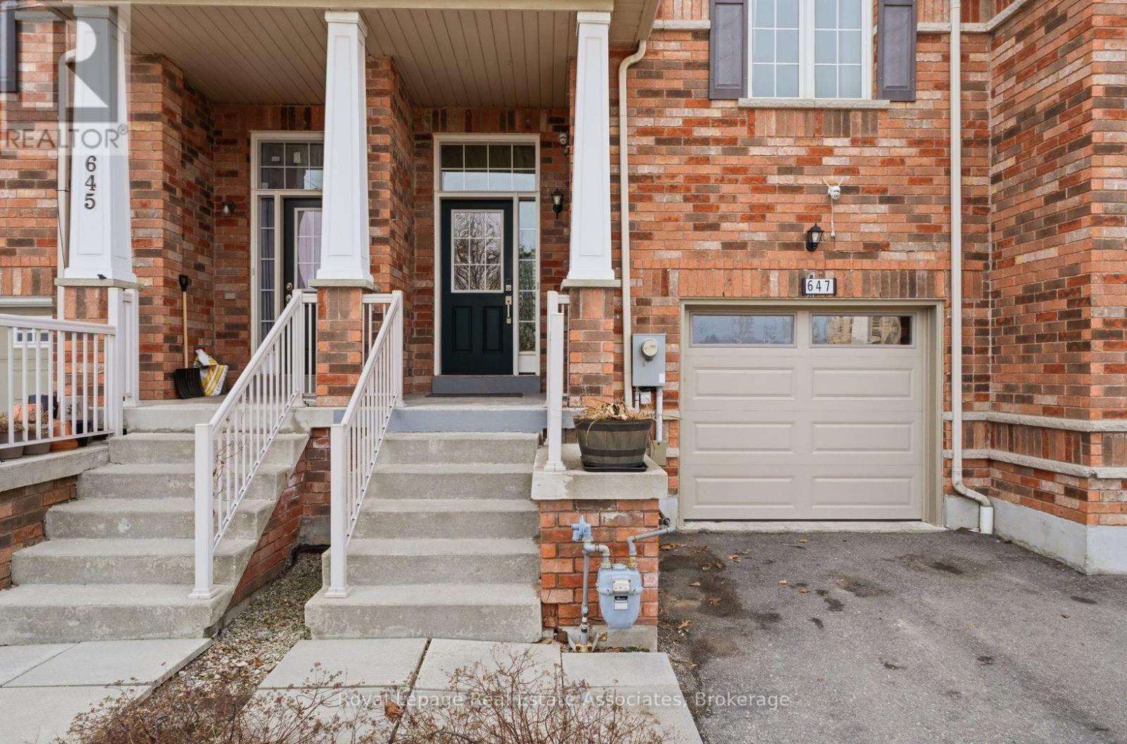 647 Courtney Valley Road, Mississauga, ON - Outdoor With Facade