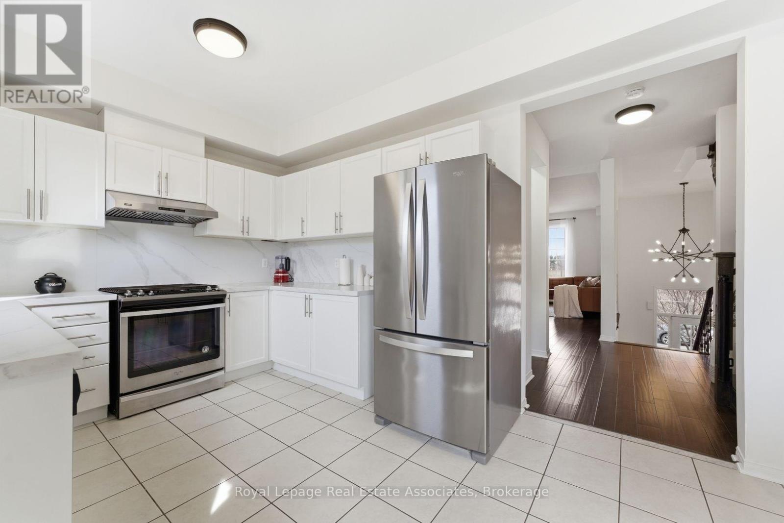 647 Courtney Valley Road, Mississauga, ON - Indoor Photo Showing Kitchen
