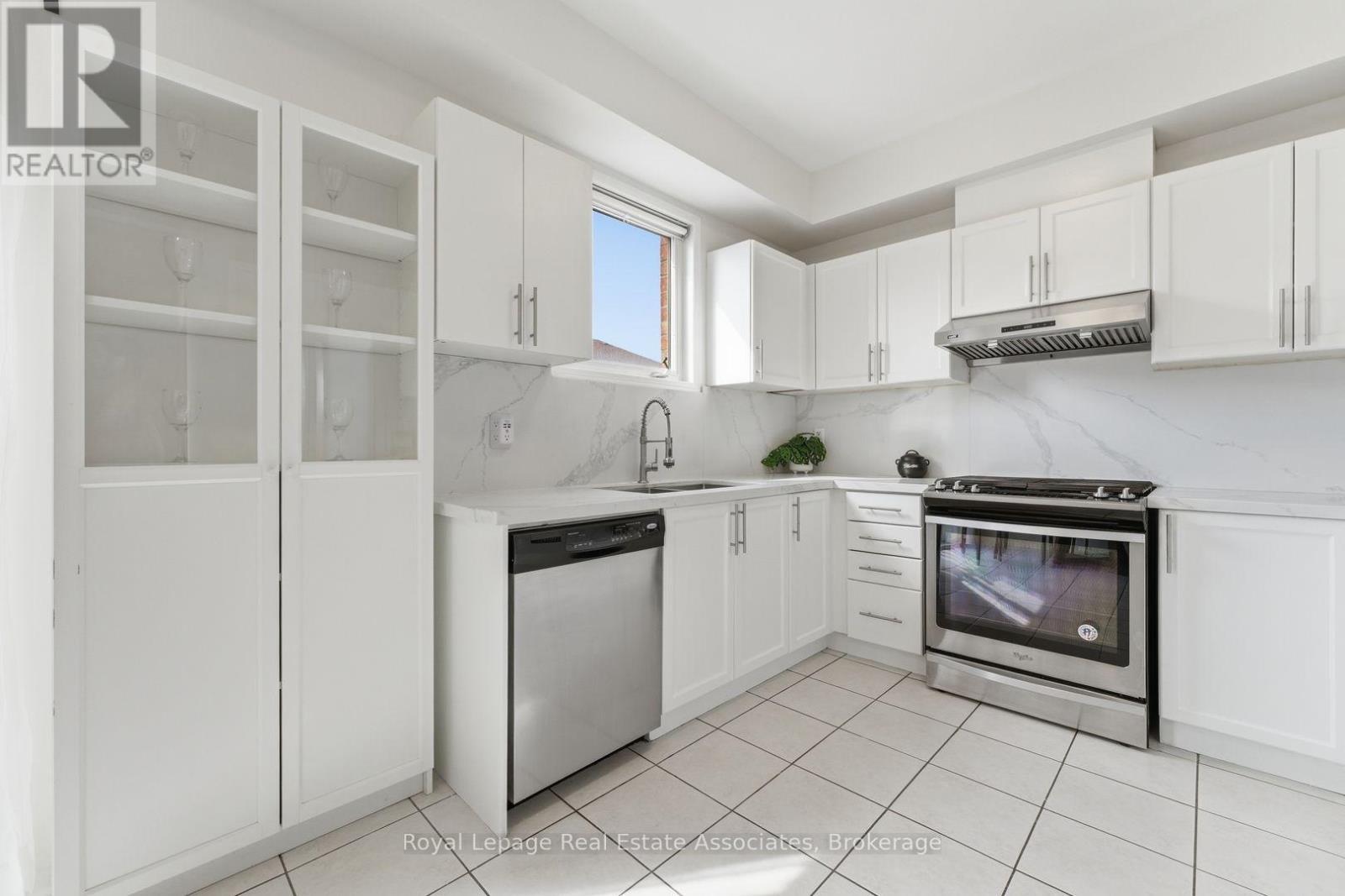 647 Courtney Valley Road, Mississauga, ON - Indoor Photo Showing Kitchen