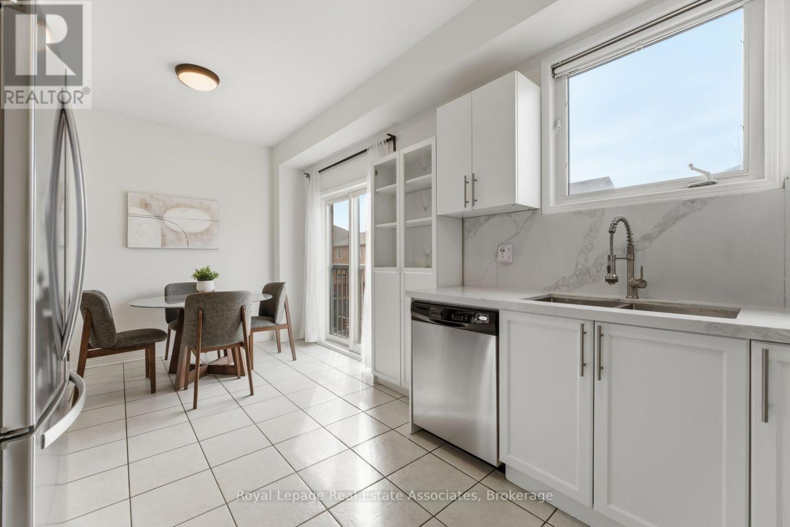 647 Courtney Valley Road, Mississauga, ON - Indoor Photo Showing Kitchen With Double Sink