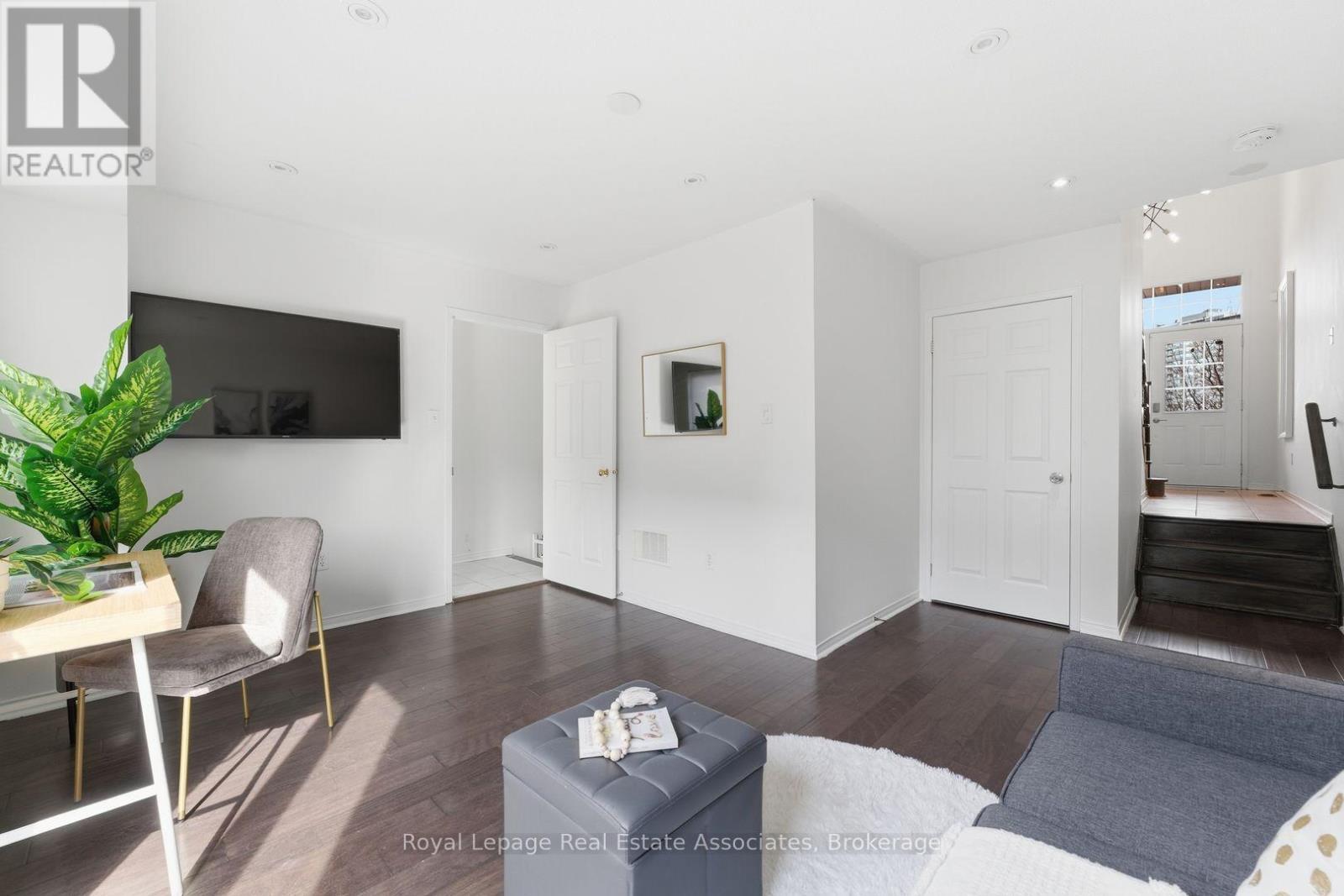 647 Courtney Valley Road, Mississauga, ON - Indoor Photo Showing Living Room