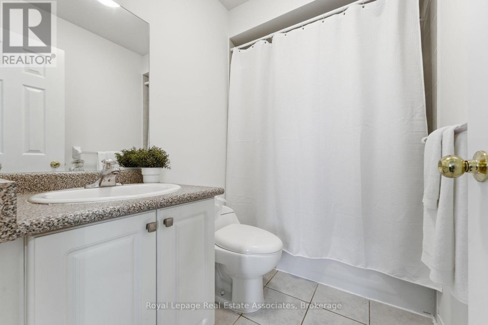 647 Courtney Valley Road, Mississauga, ON - Indoor Photo Showing Bathroom