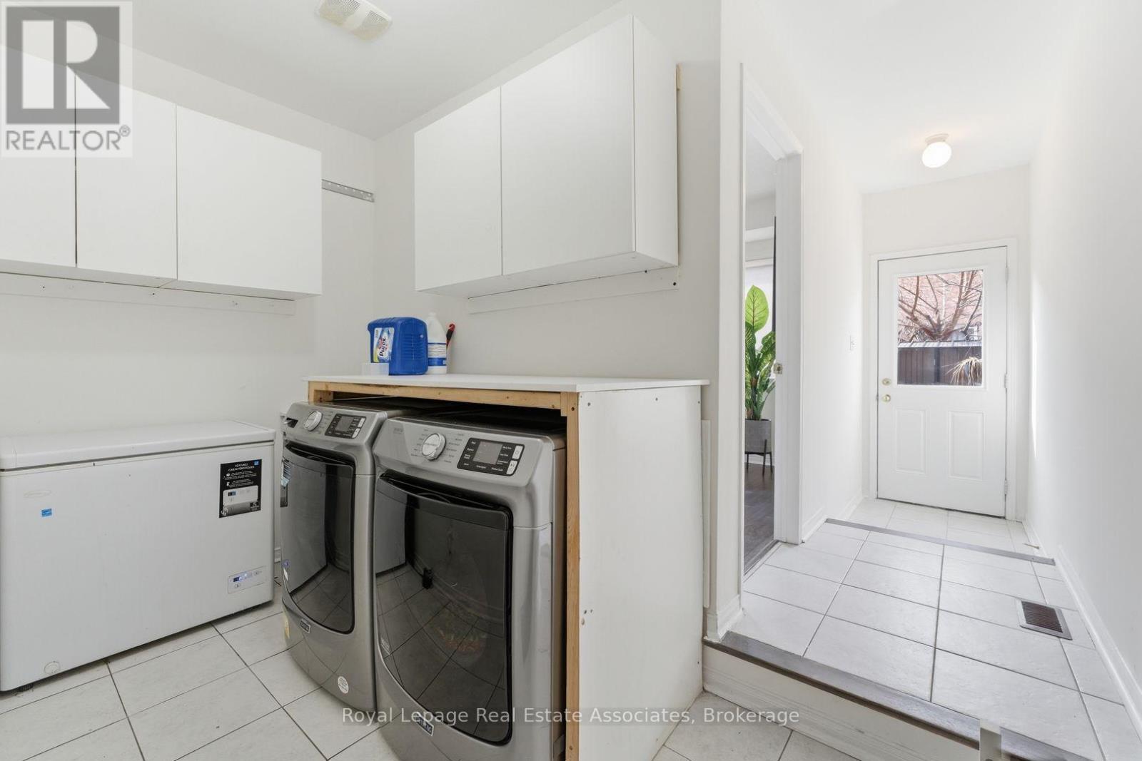 647 Courtney Valley Road, Mississauga, ON - Indoor Photo Showing Laundry Room