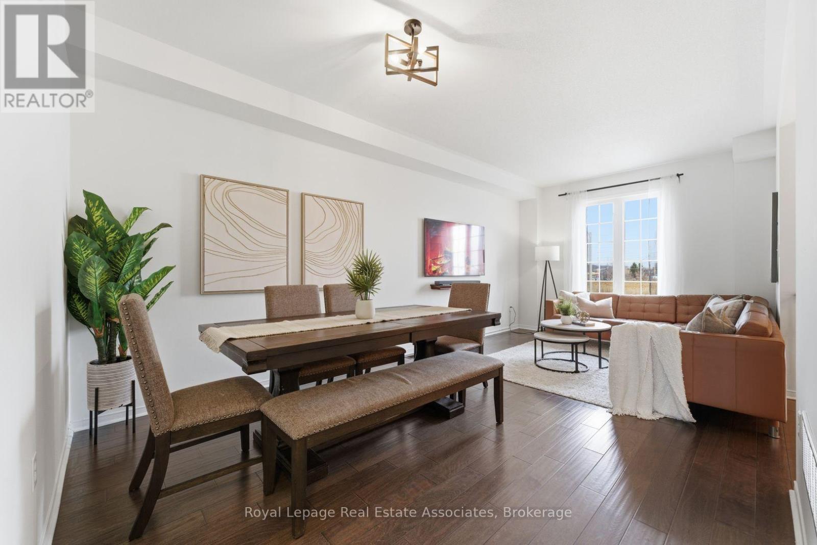 647 Courtney Valley Road, Mississauga, ON - Indoor Photo Showing Living Room