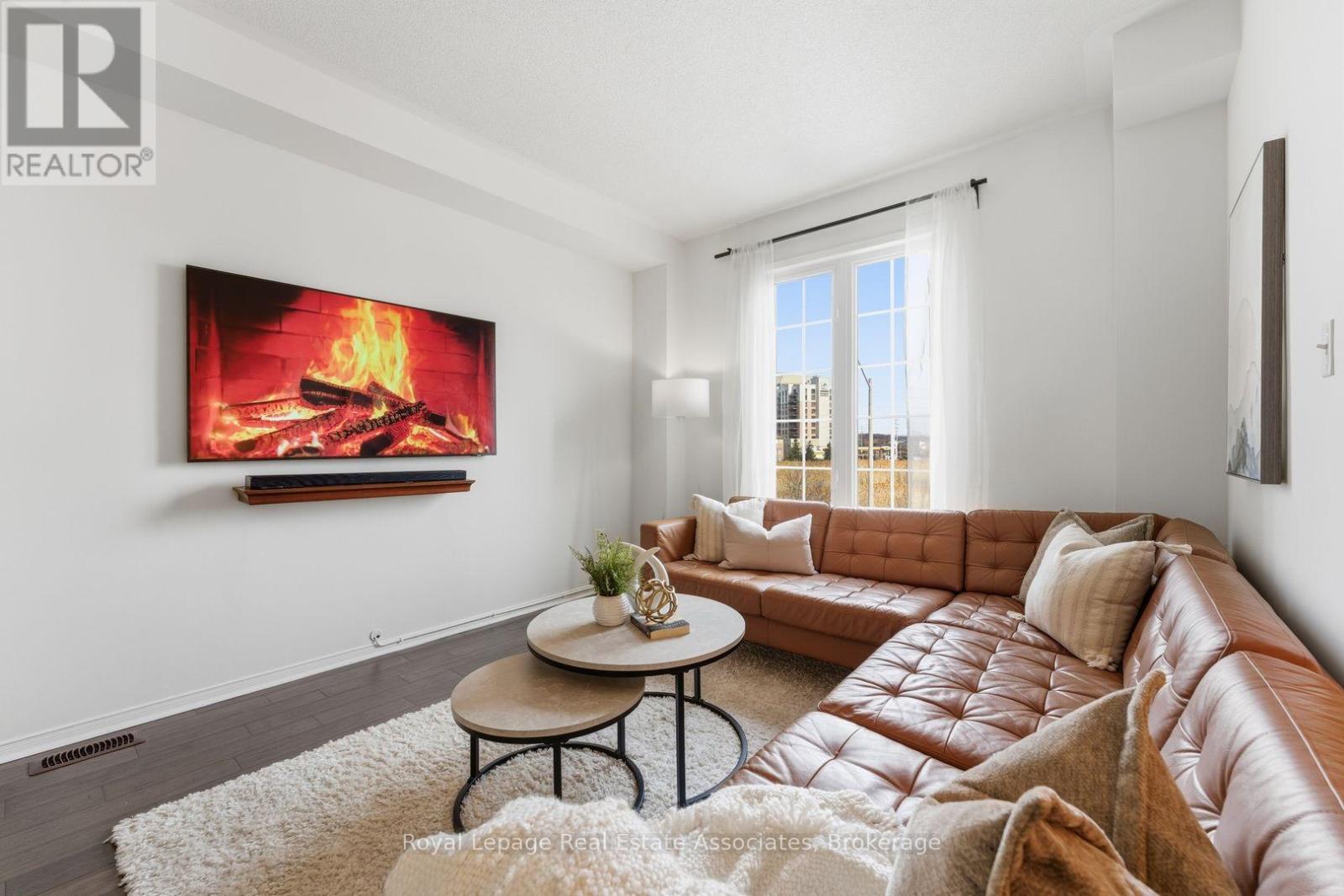 647 Courtney Valley Road, Mississauga, ON - Indoor Photo Showing Living Room