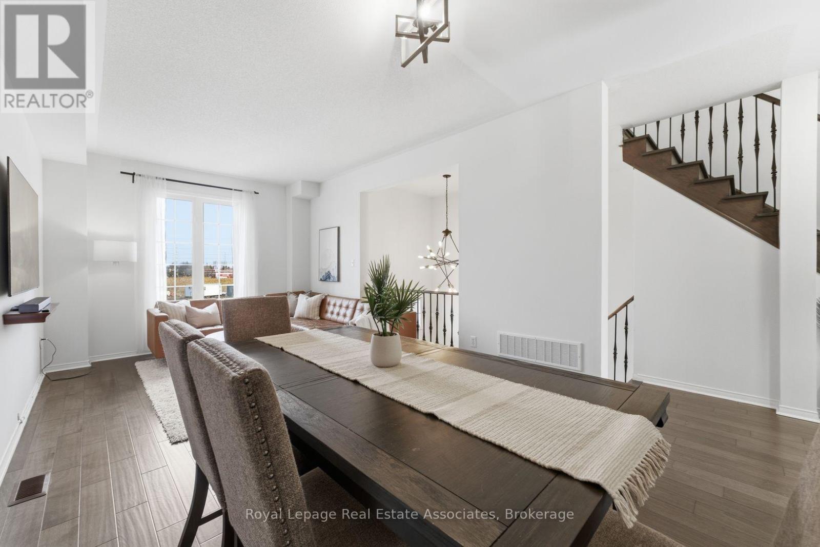 647 Courtney Valley Road, Mississauga, ON - Indoor Photo Showing Dining Room