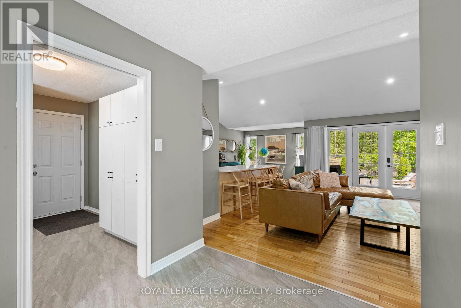 5040 Stonecrest Road, Ottawa, ON - Indoor