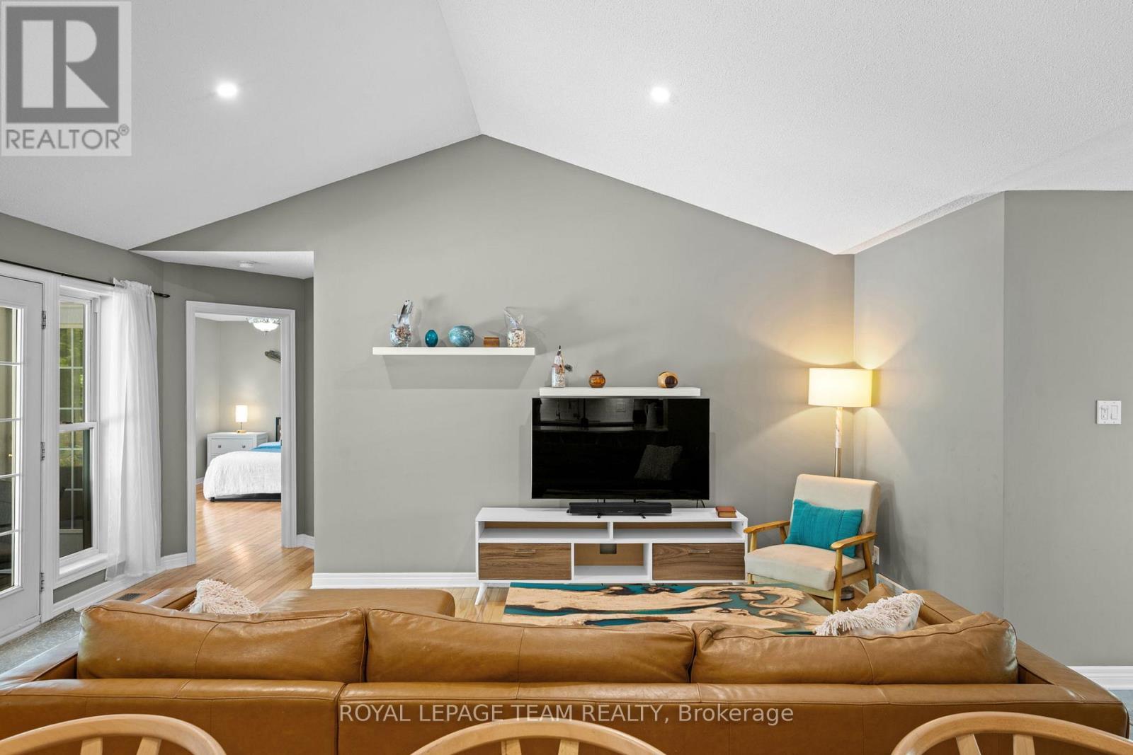 5040 Stonecrest Road, Ottawa, ON - Indoor Photo Showing Living Room