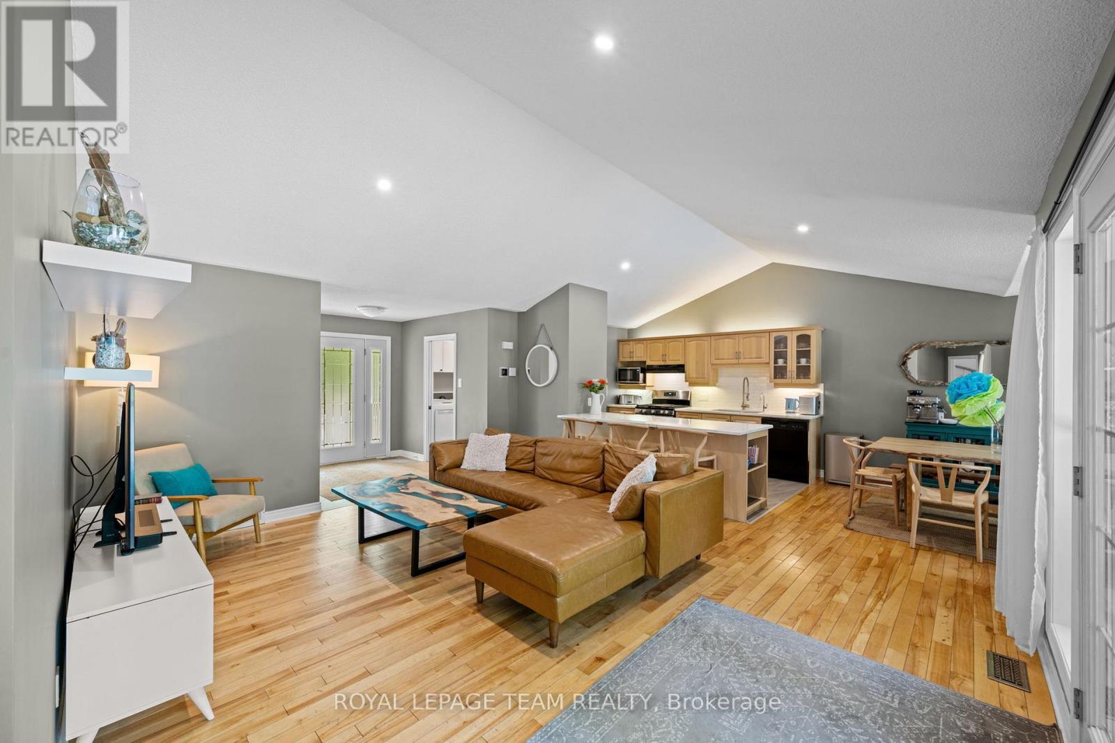 5040 Stonecrest Road, Ottawa, ON - Indoor Photo Showing Living Room