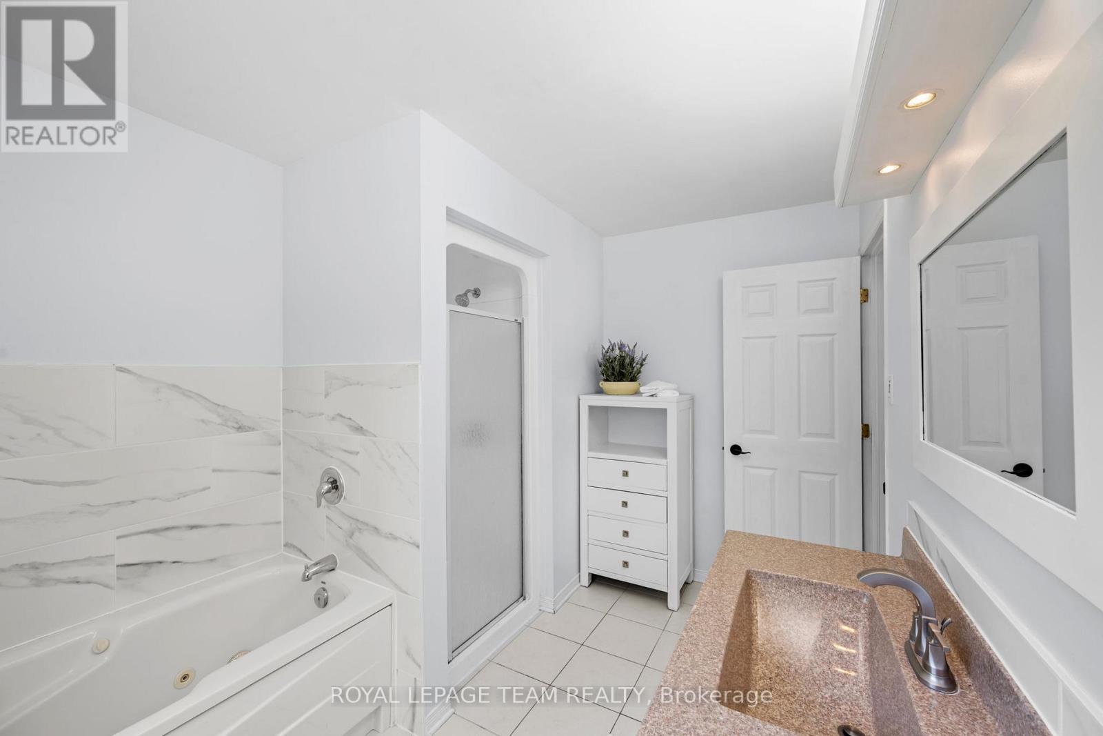 5040 Stonecrest Road, Ottawa, ON - Indoor Photo Showing Bathroom