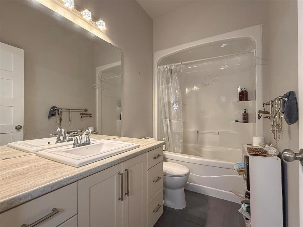 10 Maple Ridge Crescent, Brandon, MB - Indoor Photo Showing Bathroom