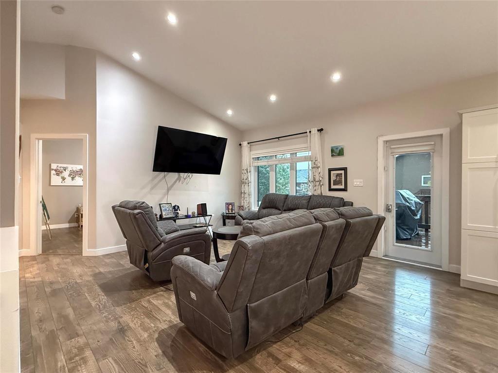 10 Maple Ridge Crescent, Brandon, MB - Indoor Photo Showing Living Room