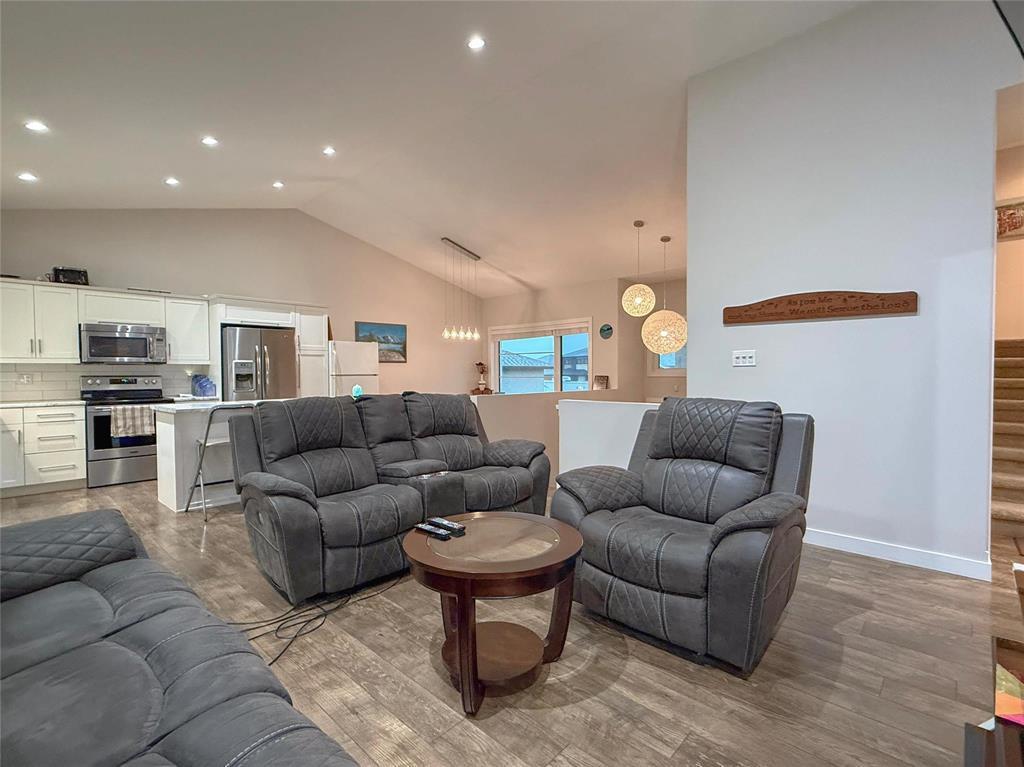 10 Maple Ridge Crescent, Brandon, MB - Indoor Photo Showing Living Room