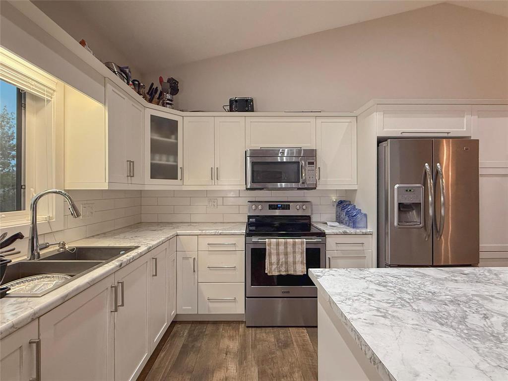 10 Maple Ridge Crescent, Brandon, MB - Indoor Photo Showing Kitchen With Stainless Steel Kitchen With Double Sink