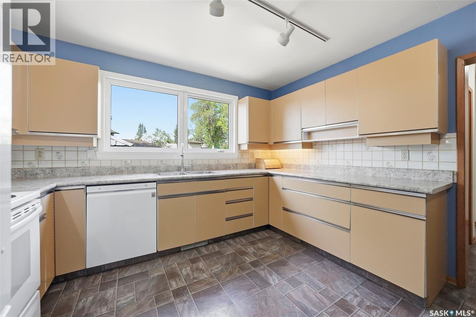 33 Sparling Crescent, Saskatoon, SK - Indoor Photo Showing Kitchen With Double Sink