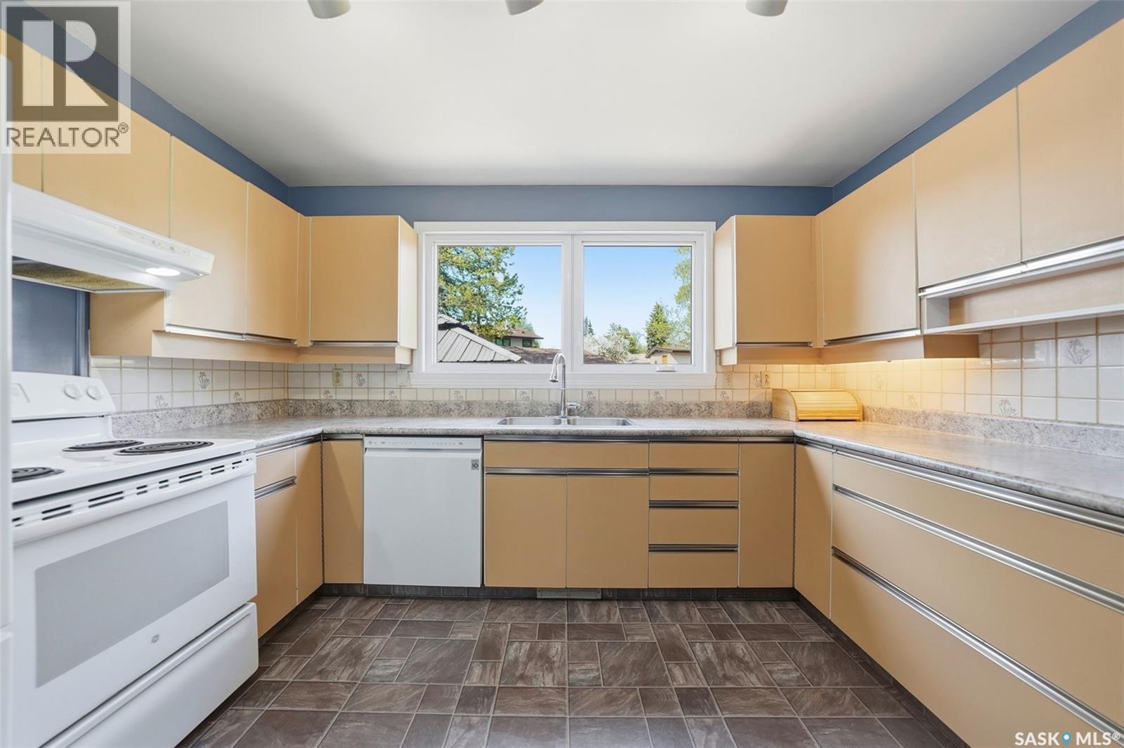 33 Sparling Crescent, Saskatoon, SK - Indoor Photo Showing Kitchen