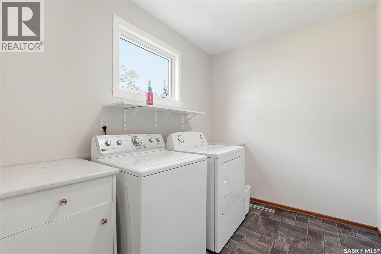 33 Sparling Crescent, Saskatoon, SK - Indoor Photo Showing Laundry Room