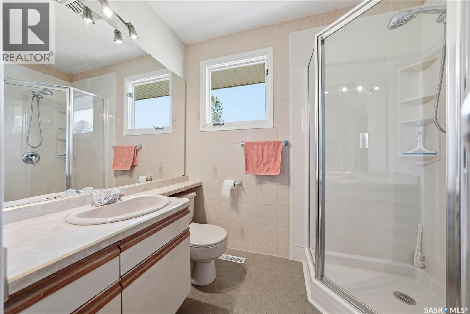 33 Sparling Crescent, Saskatoon, SK - Indoor Photo Showing Bathroom