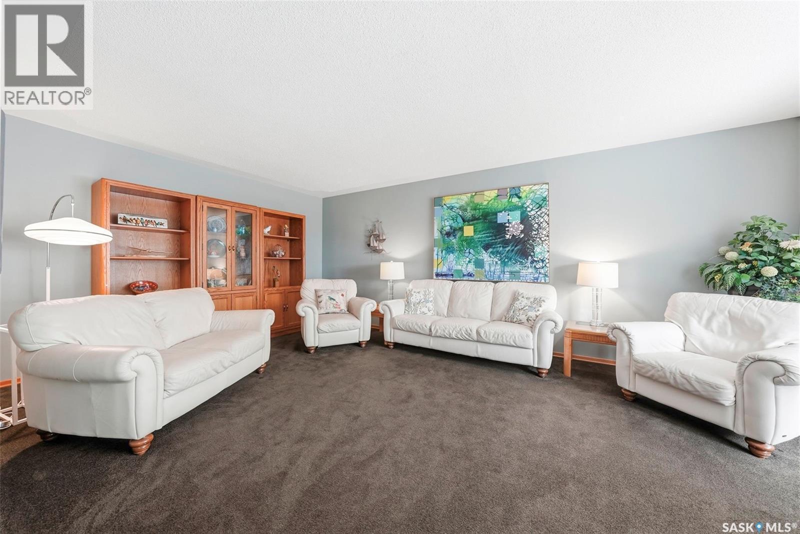 33 Sparling Crescent, Saskatoon, SK - Indoor Photo Showing Living Room