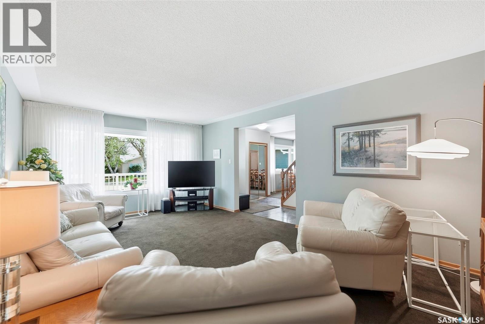 33 Sparling Crescent, Saskatoon, SK - Indoor Photo Showing Living Room