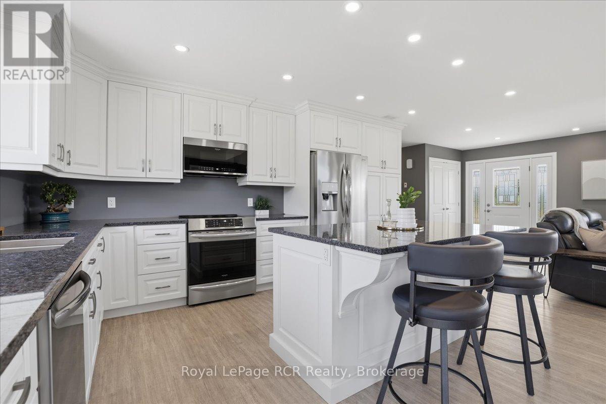 6442 Given Road, Minto, ON - Indoor Photo Showing Kitchen With Upgraded Kitchen