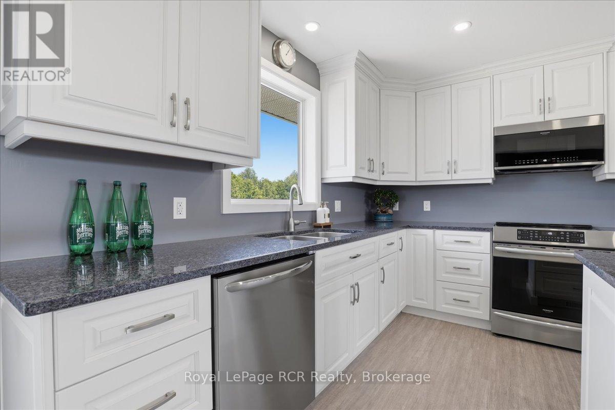 6442 Given Road, Minto, ON - Indoor Photo Showing Kitchen With Double Sink