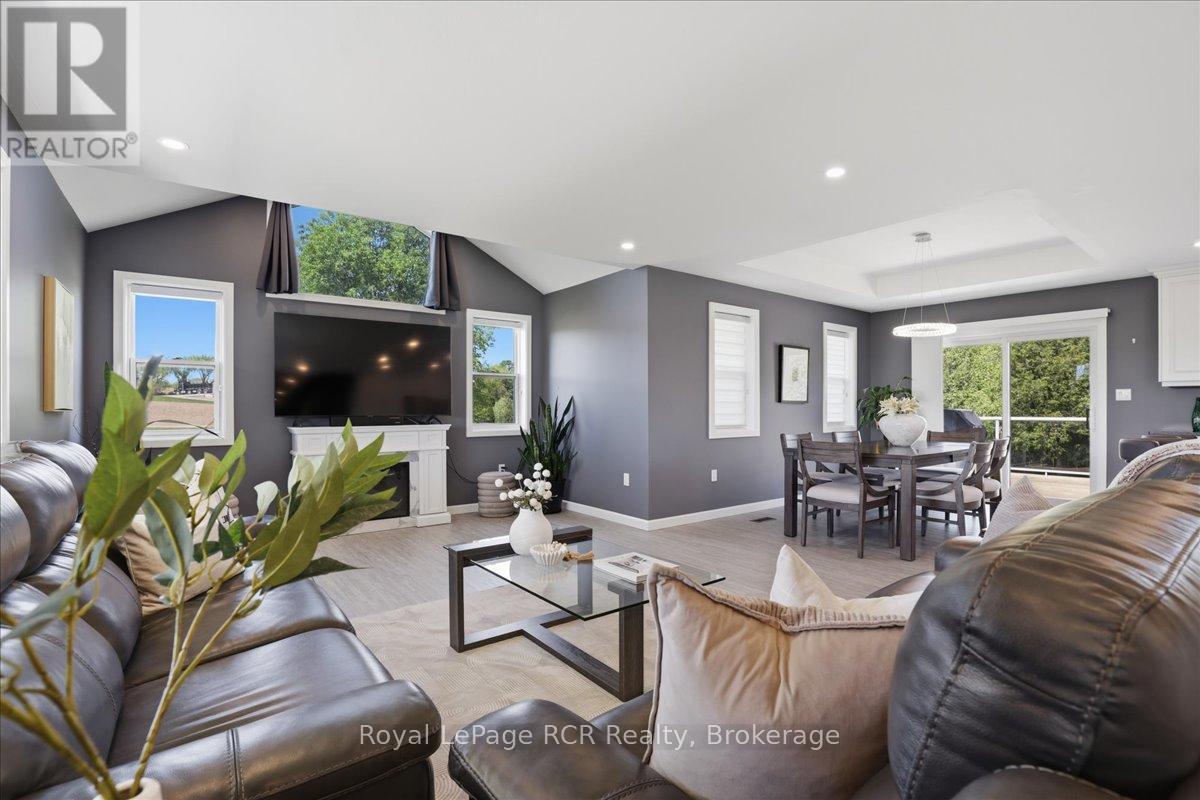 6442 Given Road, Minto, ON - Indoor Photo Showing Living Room