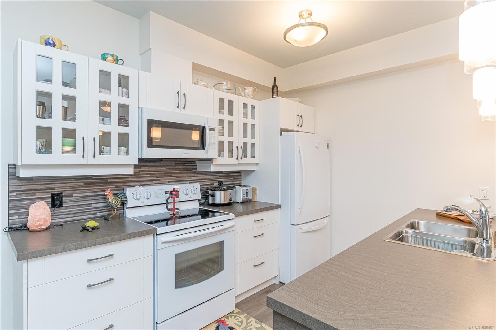 #303-5822 Garden St, Duncan, BC - Indoor Photo Showing Kitchen With Double Sink