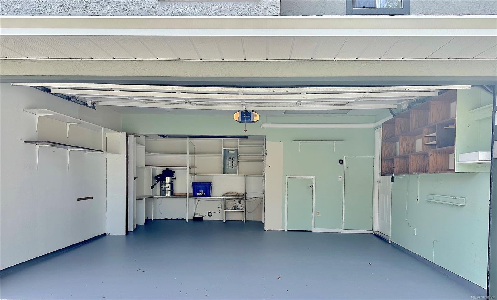 #1-10001 Fifth St, Sidney, BC - Indoor Photo Showing Garage