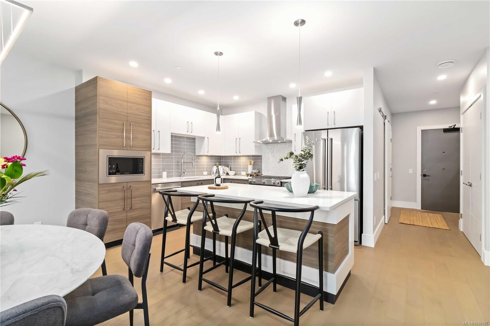 #205-990 Doumac Ave, Saanich, BC - Indoor Photo Showing Kitchen With Upgraded Kitchen