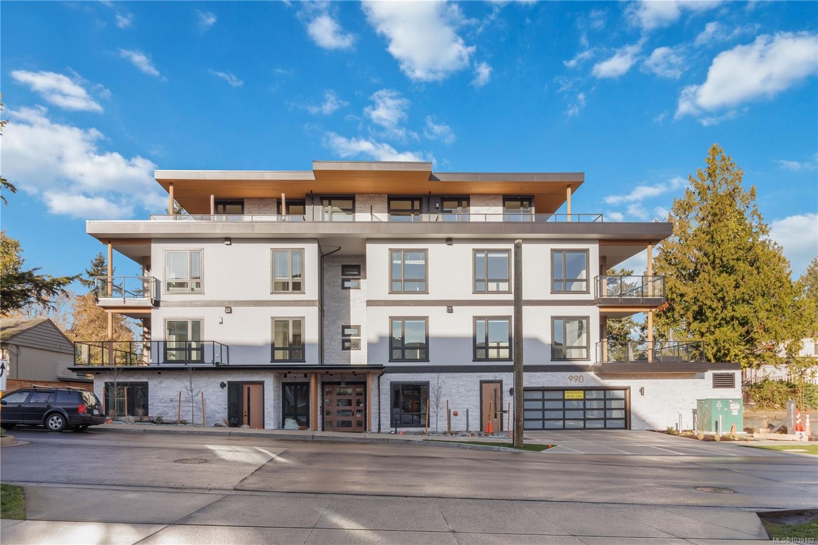 #302-990 Doumac Ave, Saanich, BC