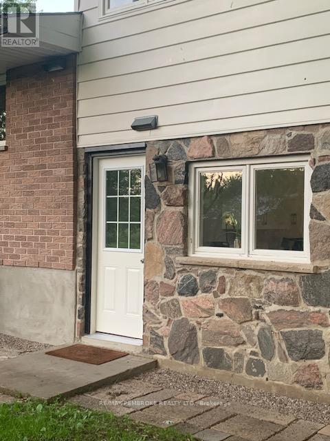 granny suite front exterior entry thru garage - 410 Green Lake Road, North Algona Wilberforce, ON