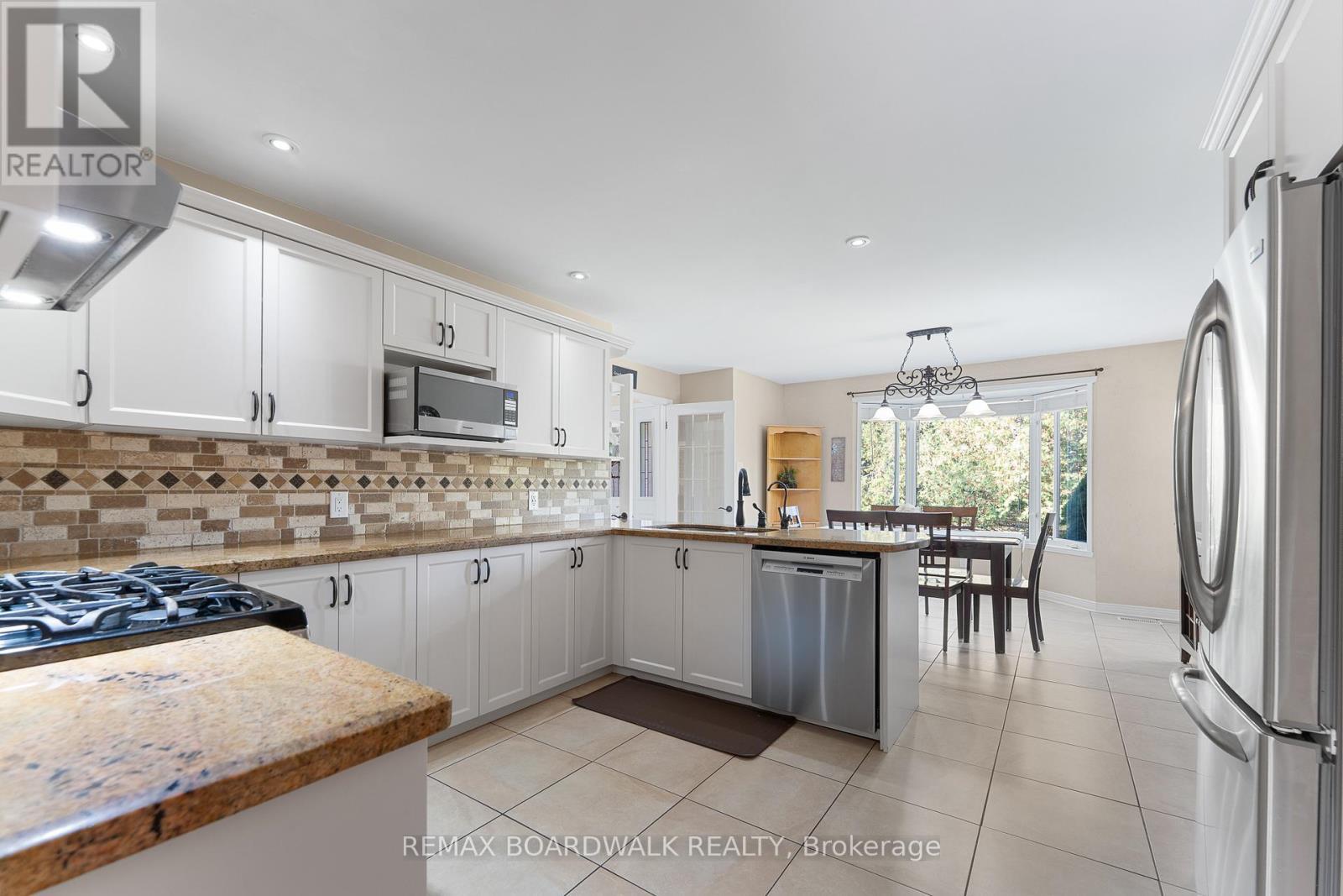 Kitchen w/ Plenty of Cabinet Space - 14 Panandrick View Drive, Ottawa, ON
