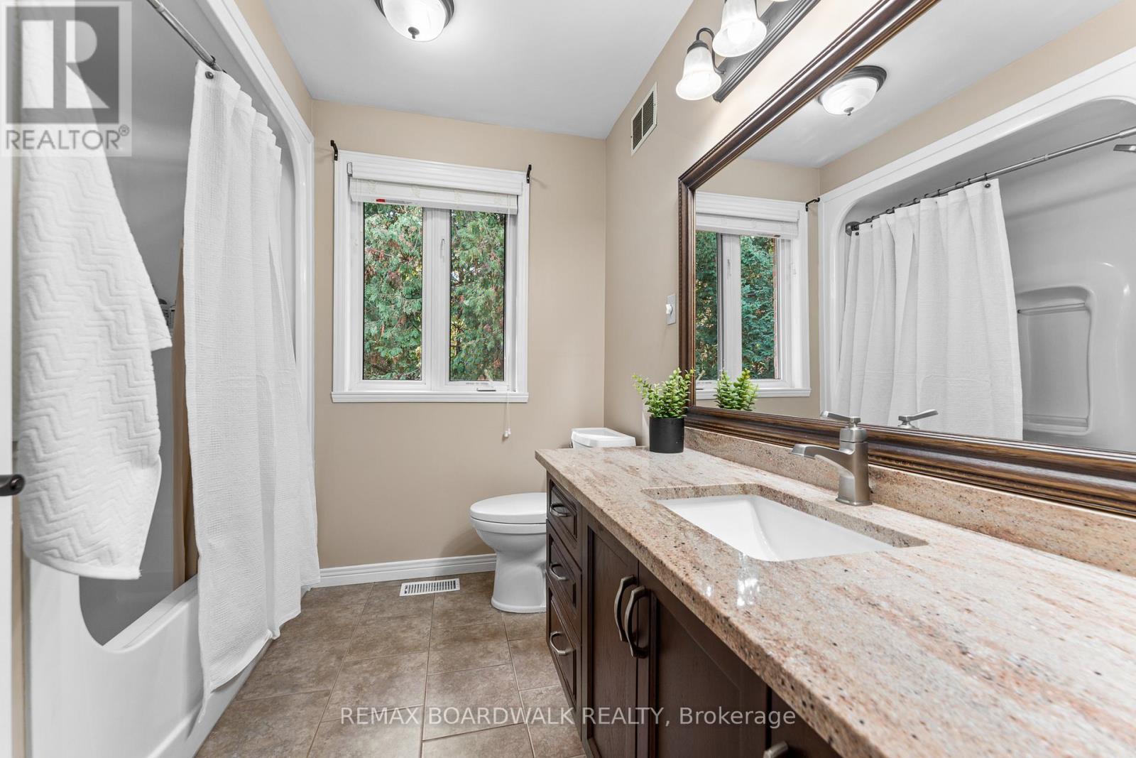 Full Bath - 14 Panandrick View Drive, Ottawa, ON