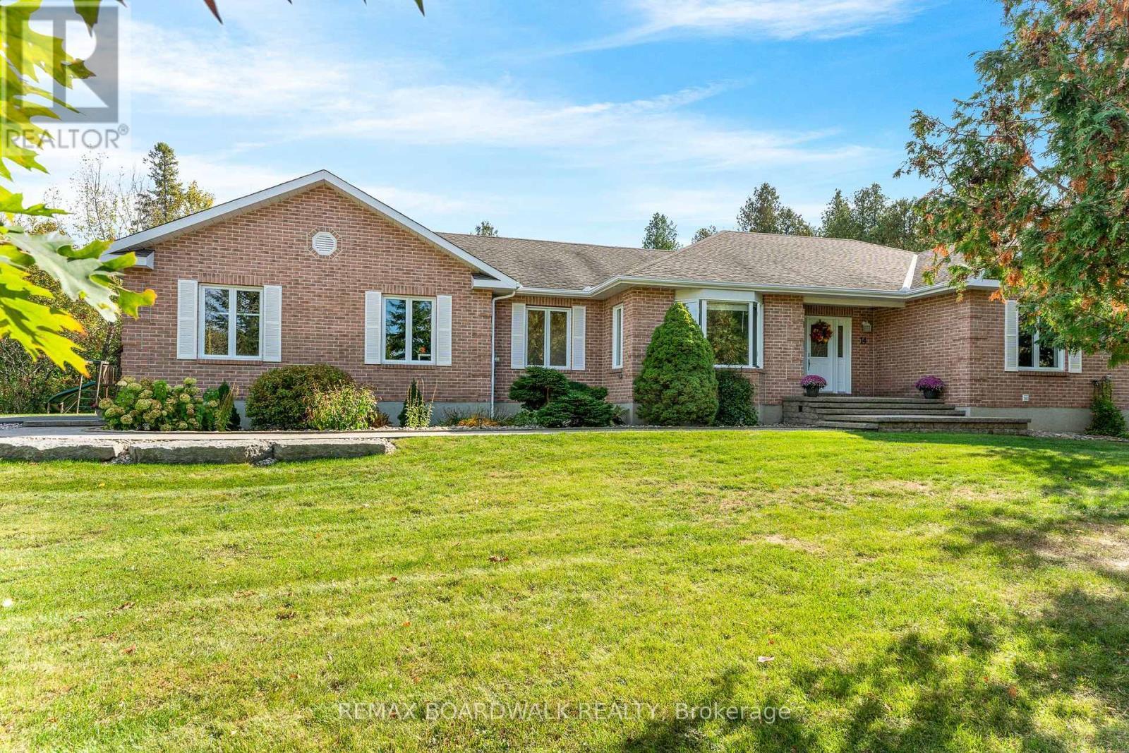 PRIME LOCATION OF RURAL KANATA - 14 Panandrick View Drive, Ottawa, ON